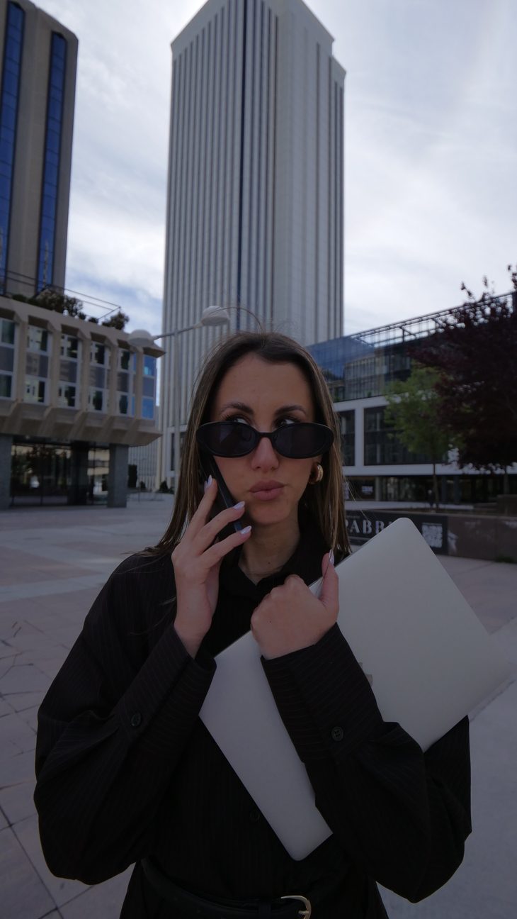 Edurne con teléfono